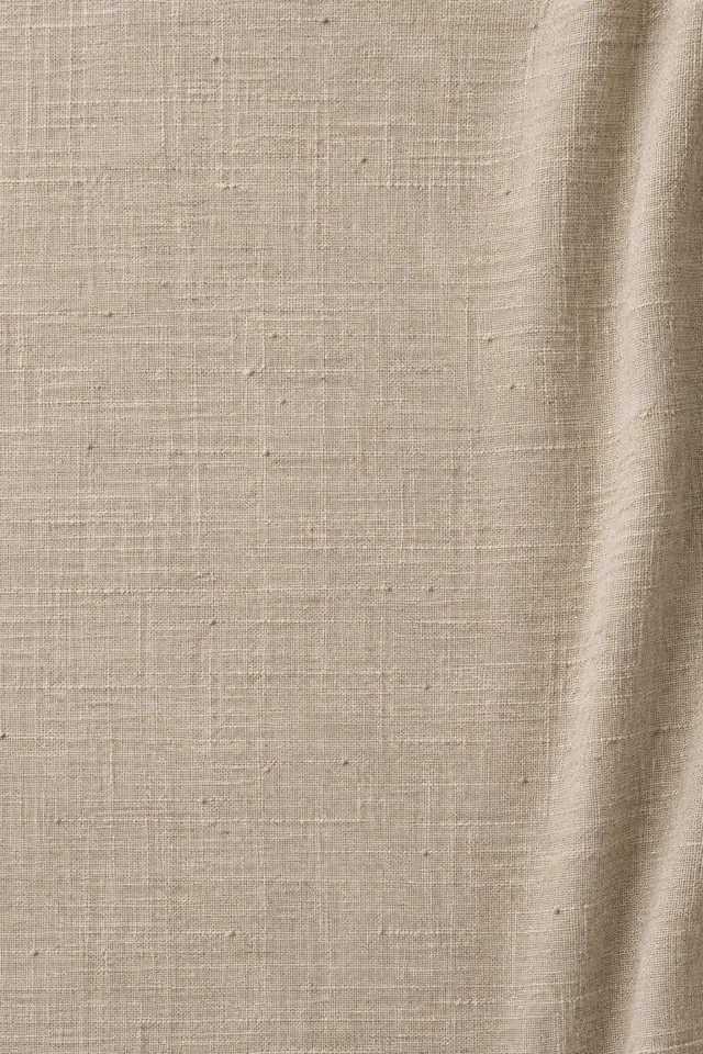 Textura de linho bege com trama aparente, centro plano e ondulações verticais suaves na lateral direita.