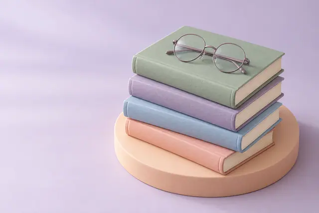 Óculos redondos sobre quatro livros em tons pastel, empilhados em uma base circular pêssego diante de fundo lilás.