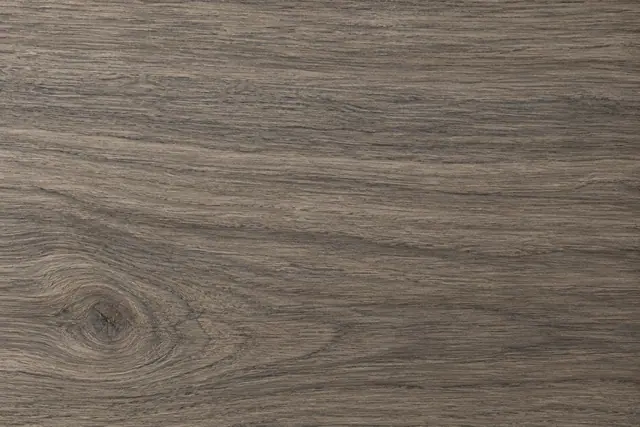 Textura de madeira cinza e marrom com veios horizontais e nó arredondado no canto inferior esquerdo.