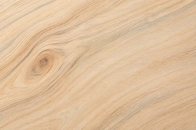 Textura de madeira clara com veios diagonais em bege e mel, nó oval à esquerda e iluminação suave.