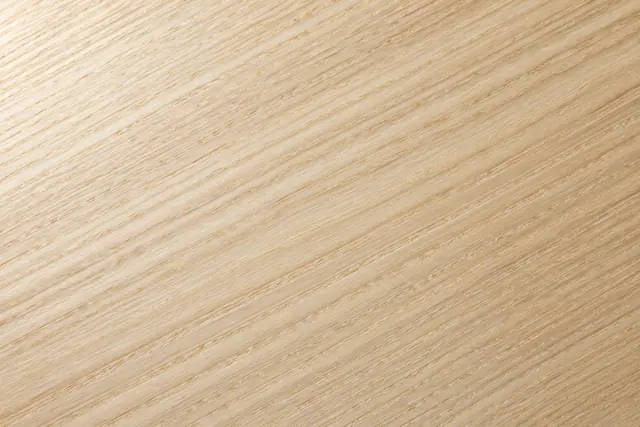 Textura de madeira clara com veios finos diagonais em tons de bege e mel, iluminada por luz suave.