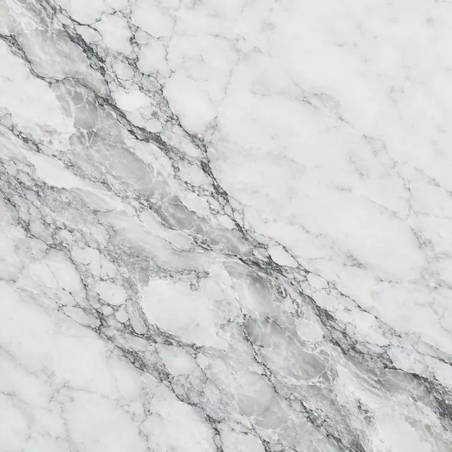 Textura de mármore branco com veios cinza em diagonal e detalhes cristalinos sob luz suave.
