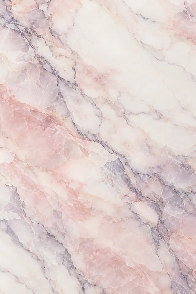 Textura de mármore marfim com áreas rosa e lavanda e veios cinza diagonais sob luz suave.