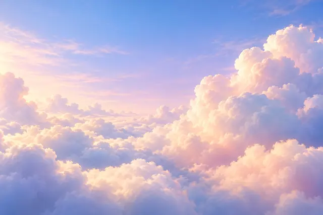 Nuvens volumosas em tons de rosa e creme, com sombras lilases, sob um céu azul iluminado pela luz da manhã.