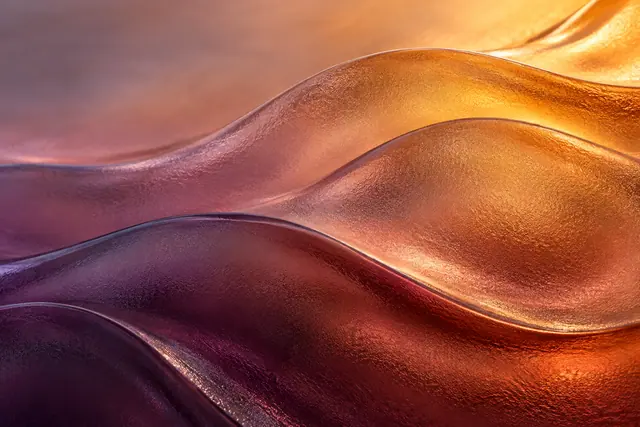 Ondas de vidro texturizado em degradê roxo ameixa, cobre e âmbar, com luz quente atravessando as curvas.