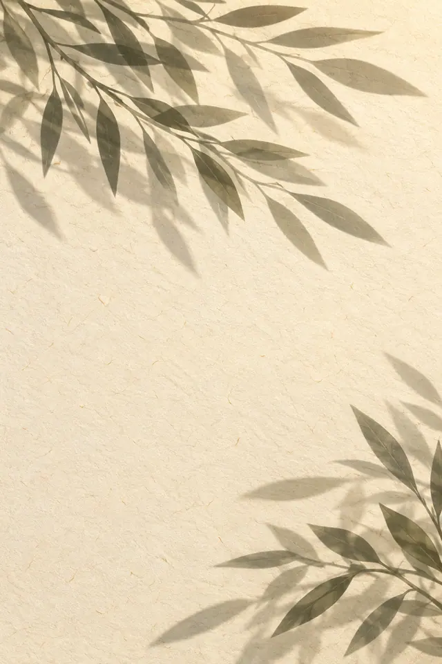 Sombras de folhas alongadas em tons de oliva sobre papel marfim texturizado, com espaço claro no centro.
