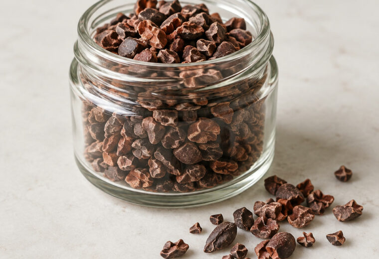 Nibs de cacau em pote de vidro